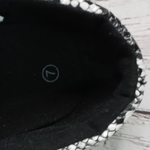 NEW faux snakeskin sneakers size 7 - Picture 4 of 8